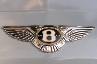 Batumi, Gürcistan - 11 Mayıs 2022: 1919-2019 yılları arasında Bentley rozetine yakın çekim