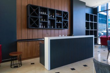 Batumi, Gürcistan - 13 Mayıs 2022: Şişe içinde şarap içilen güzel modern bar tezgahı. Otel lobisinin içinde..