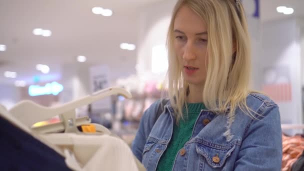 Beautiful Young Caucasian Woman White Hair Chooses Clothes Store Shopping — Vídeo de Stock