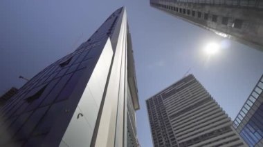 Düşük açılı gökdelenlerin manzarası. Geleceğe bak. İş bölgesindeki modern gökdelenlerin manzarası. İş dünyası konsepti başarı endüstrisi ya da emlak yatırımı. Kamera döndürmesi.