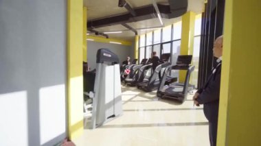 BATUMI, GEORGIA - 22 Mayıs 2022: Beden eğitimi kulübündeki küçük bir grup spor arkadaşı spor salonunda antrenman yapan ve spor salonunda spor yapan atletik insanlardır..