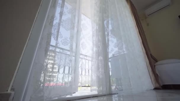 Vent Souffle Par Fenêtre Ouverte Dans Pièce Brandisse Tulle Blanc — Video