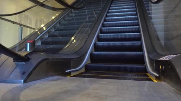 Empty Escalator People Working Mall Epidemic Quarantine Opening New Escalator — Vídeo de Stock