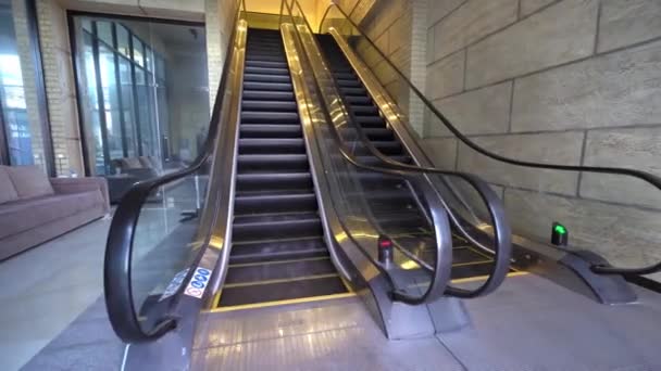 Empty Escalator People Working Mall Epidemic Quarantine Opening New Escalator — Stock video