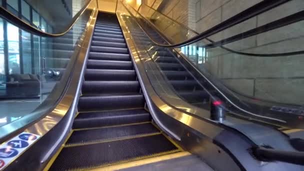 Empty Escalator People Working Mall Epidemic Quarantine Opening New Escalator — Stockvideo