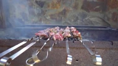 Turşulu kebap kömürde ızgarada pişirilir. Barbekü Doğu Avrupa 'da popülerdir. Ağız sulandıran et parçaları kokulu sıcak dumanda kömür ızgaralarıyla pişirilmiş şişler üzerine dizilmiş. Yakın plan.