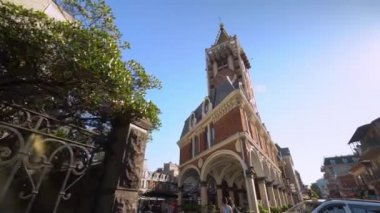Piazza Meydanı 'nda altın kulesi olan kule sabah mavi saatte Batumi, Adjara, Georgia' da. Mimari yapı, kamera binanın etrafında hareket ediyor. Tarihi eser olarak güneşli bir gün Piazza Meydanı.