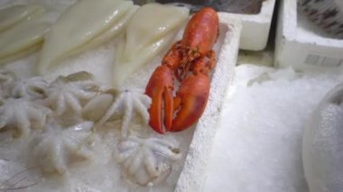 Batumi Georgia 'daki taze deniz ürünleri pazarı. Buzda canlı balık. Flounder, kırmızı kefal, somon balığı, yayın balığı, yılan balığı, kurbağa, ışın balığı, mersin balığı, midye, istiridye. Yengeç, Yu osminog ve kraliyet kadifeleri. Balıklar sokakta satılır..
