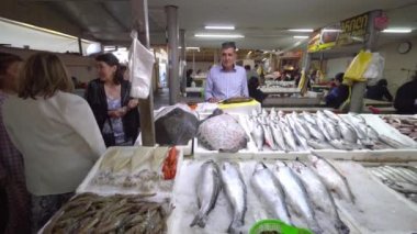BATUMI, GEORGIA - 22 Mayıs 2022: çok sayıda insan balık pazarında. Yiyecek satıcıları taze balık ve deniz ürünleri satıyor ve turistler de gidip izliyor. Sokak ağızlığı. Balıkçılık endüstrisi.