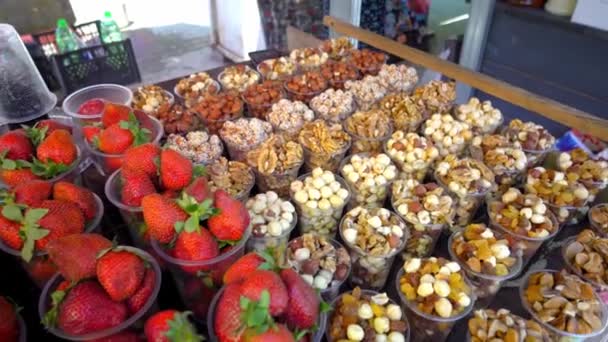 Αγορά Βρίσκεται Στη Γεωργία Πλαστικά Ποτήρια Υπάρχουν Αποξηραμένα Φρούτα Ξηρούς — Αρχείο Βίντεο