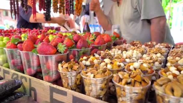 Markt Gevestigd Georgië Plastic Bekers Zijn Gedroogde Vruchten Noten Aardbeien — Stockvideo