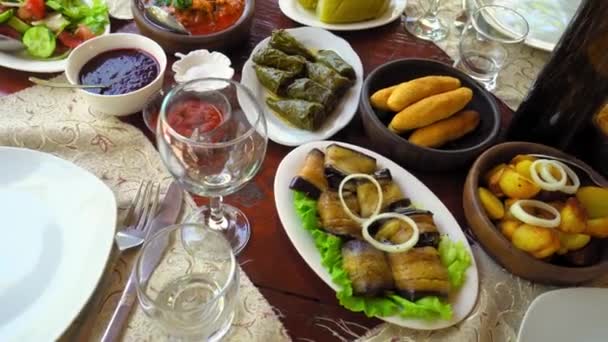 Goście Zebrali Się Przy Dużym Stole Różnymi Gruzińskimi Potrawami Wycieczka — Wideo stockowe
