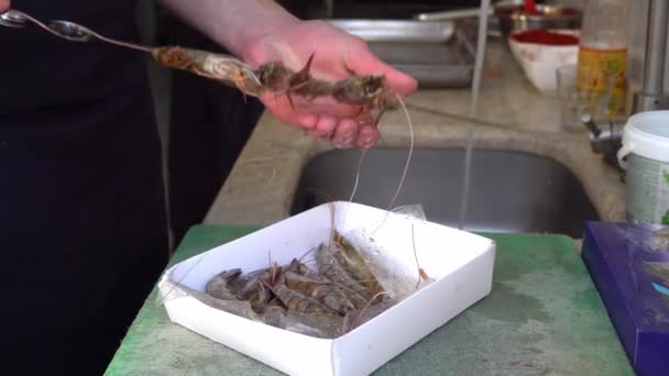 Chef Hands Professionally String King Prawns Skewer Further Cooking Process — ストック動画