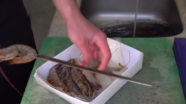Chef Hands Professionally String King Prawns Skewer Further Cooking Process — ストック動画
