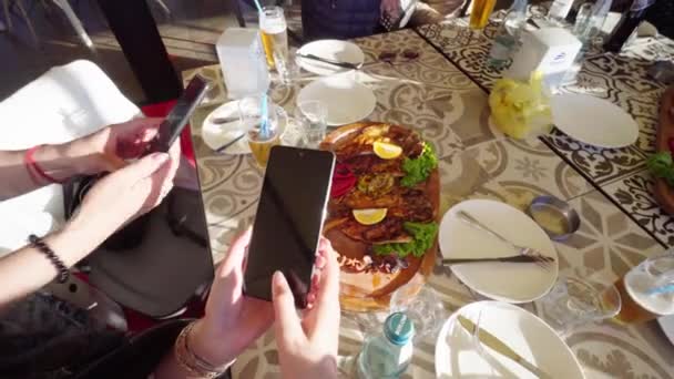 Strzelanie Telefonów Komórkowych Fotografia Żywności Smartfonów Zbliżenie Kobiecych Rąk Trzymających — Wideo stockowe