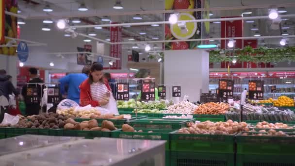 Batumi Georgia May 2022 People Walk Supermarket Buy Groceries Woman — 图库视频影像