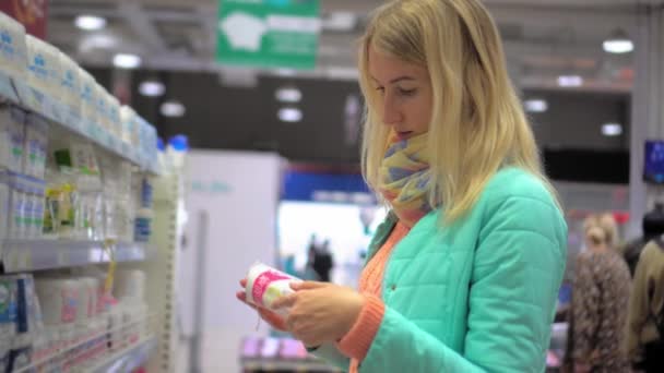Young Blonde Beauty Holds Cotton Pads Cosmetics Department Studies Composition — Video Stock