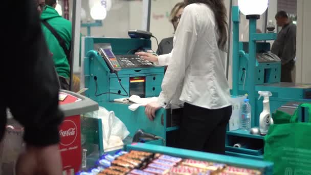 바투미 조지아 2022 슈퍼마켓 계산대에서 슈퍼마켓 책상에서 물건을 바코드로 물품을 — 비디오