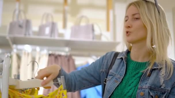 Gyönyörű Fiatal Fehér Hajú Fehér Választja Ruhákat Boltban Vagy Bevásárlóközpontban — Stock videók