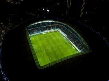 Batumi, Georgia - 8 Mayıs 2022: Batum 'daki yeni stadyumun insansız hava aracı görüntüleri. Futbol sahasındaki bir İHA 'dan oyuncularla maç sırasında gece görüşü