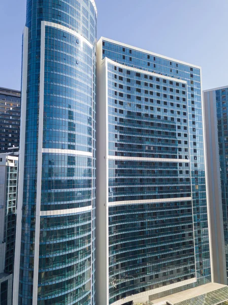 Drone Vista Moderno Edificio Cristal Varios Pisos Día Soleado Foto — Foto de Stock