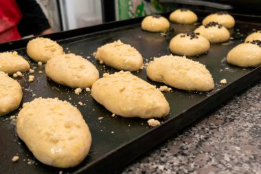 Çiğ ekmeklere, üzerine çikolata serpiştirilmiş ve masaya konmuş çiğ ekmeklere odaklan. Tatlı pişirme kavramı, fırın