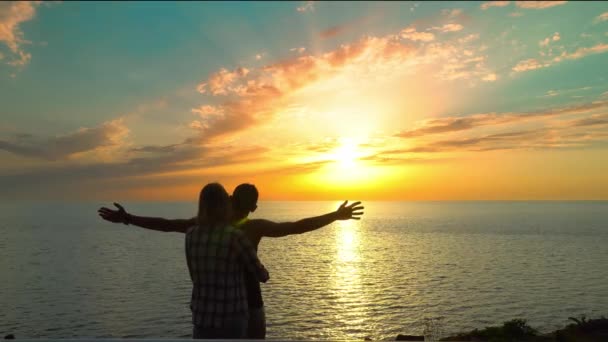 Couple Honeymoons Stand Sunset Watch Fading Sun Horizon Sea Ocean — 图库视频影像