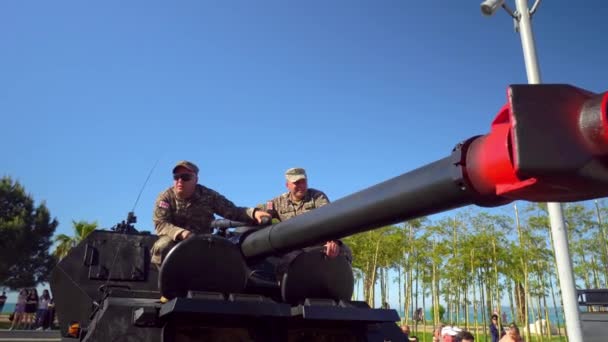 Батумі Грузія Травня 2022 Солдати Сідають Броньовані Машини Проти Блакитного — стокове відео