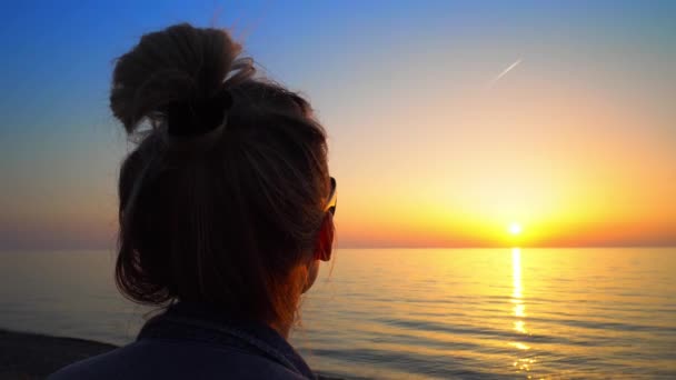 Een Vrouw Meisje Bij Zonsondergang Tegen Achtergrond Van Ondergaande Zon — Stockvideo