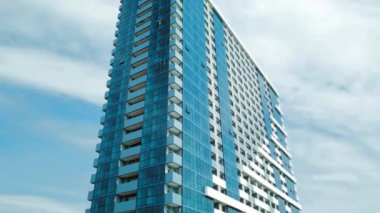 Yeni inşa edilmiş bir bina. Düz binası olan modern bir apartman dairesi. Yeni seçkin ev ve ev kompleksinin ayrıntıları. Kentsel emlak ve apartman mimarisinin bir parçası..