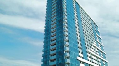 Yeni inşa edilmiş bir bina. Düz binası olan modern bir apartman dairesi. Yeni seçkin ev ve ev kompleksinin ayrıntıları. Kentsel emlak ve apartman mimarisinin bir parçası..