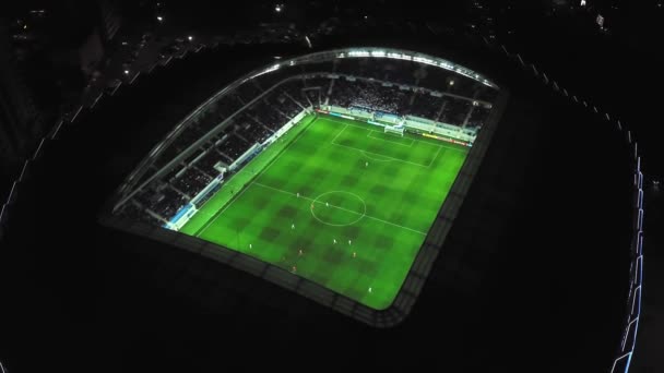 조지아의 바투미 가운데에 경기장 경기장의 밤에는 조명을 선수들 축구를 하면서 — 비디오