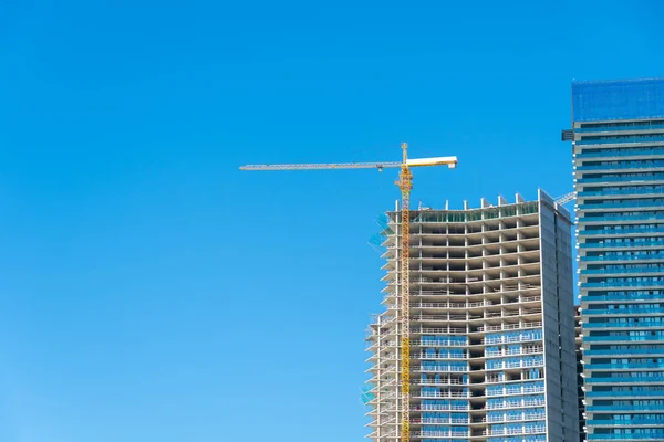 Close Multi Storey Building Built Construction Yellow Tower Crane Blue — Stockfoto
