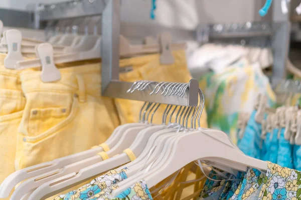 Close Hangers Bright Summer Dresses Mall Women Summer Clothing Store — Foto de Stock