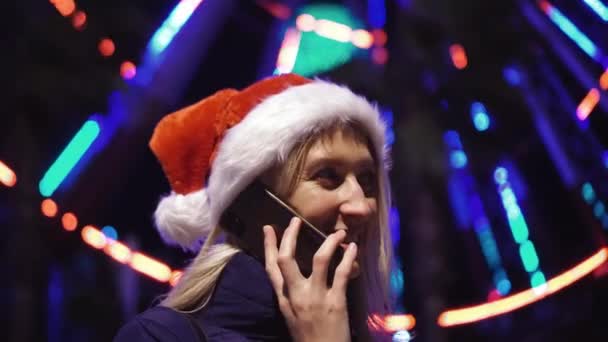 Close Photo White Woman Chatting Her Smartphone Pretty Woman Santa — Stock Video