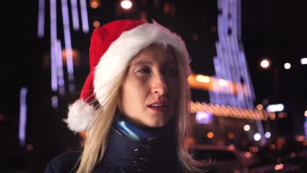 Young Woman Christmas Hat Stands Her Mouth Wide Open Night — ストック動画