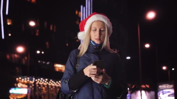 Portrait Young Beautiful Blonde Santa Claus Hat Typing Message Mobile — 비디오