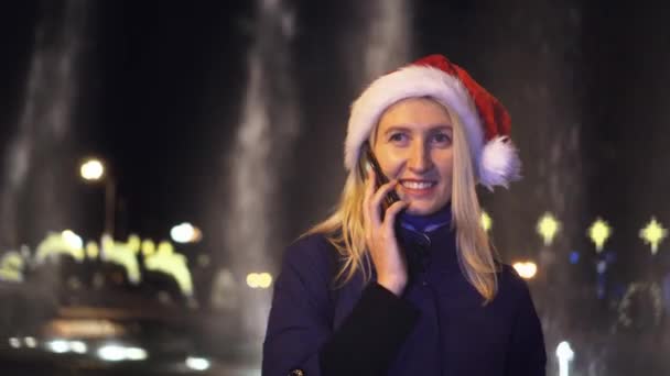 Close Photo White Woman Chatting Her Smartphone Pretty Woman Santa — Stockvideo