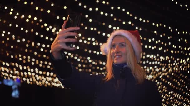 Beautiful Blonde Santa Claus Hat Talking Video Mobile Phone Emotionally — 비디오