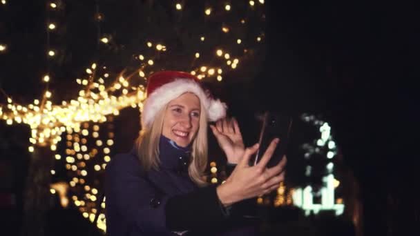 Beautiful Blonde Santa Claus Hat Talking Video Mobile Phone Emotionally — Stockvideo