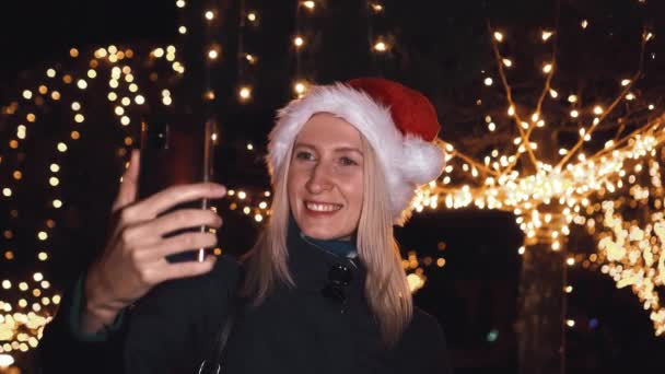 Young Beautiful Girl Christmas Walks City Night Takes Selfie Christmas — Stockvideo