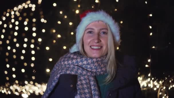 Jovem Bela Mulher Caucasiana Celebra Natal Sorrindo Mostrando Forma Coração — Vídeo de Stock