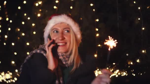 Close White Woman Pretty Woman Santa Hat Talking Phone Smiling — Stock video