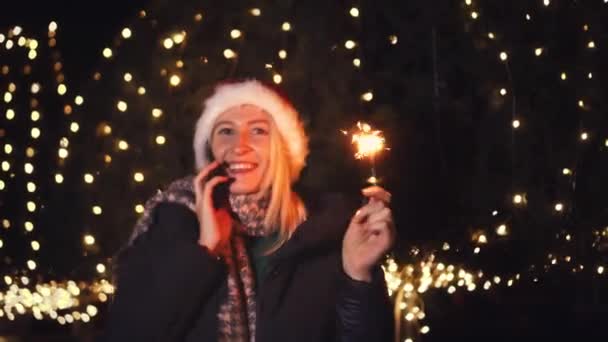 Close White Woman Pretty Woman Santa Hat Talking Phone Smiling — Vídeo de stock