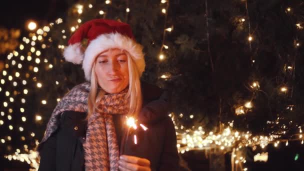 Uma Mulher Loira Celebra Ano Novo Natal Chapéu Papai Noel — Vídeo de Stock