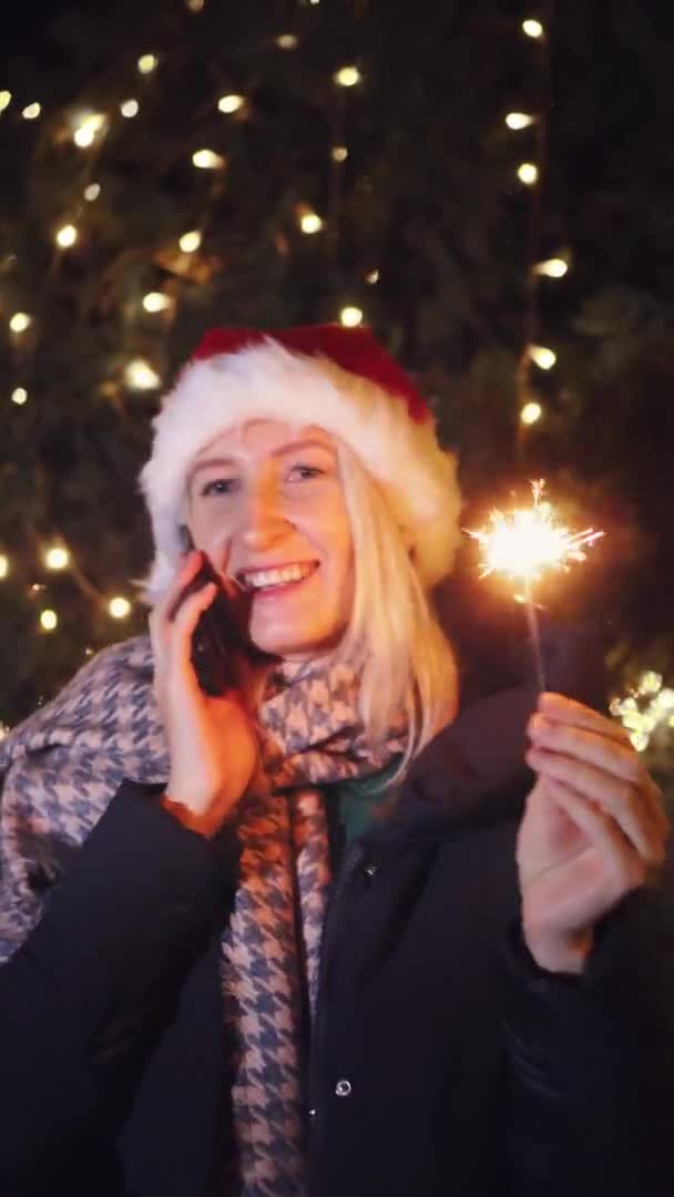 Close White Woman Pretty Woman Santa Hat Talking Phone Smiling — Stok video