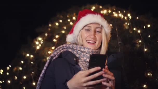 Portrait Young Beautiful Blonde Santa Claus Hat Typing Message Mobile — Stockvideo