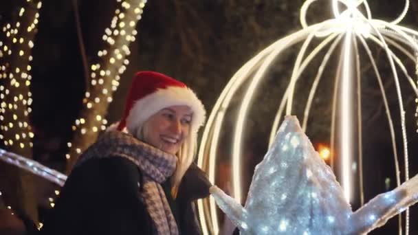 Retrato Mujer Primer Plano Regocija Salta Con Felicidad Parque Navidad — Vídeos de Stock