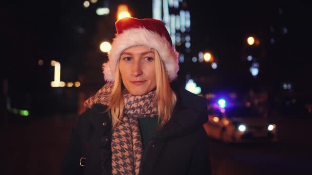 Хвилююча Серйозна Жінка Стоїть Вулиці Міста Капелюсі Санта Клауса Дуже — стокове відео