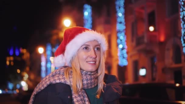 Close White Woman Chatting Her Smartphone Pretty Woman Santa Hat — Vídeo de Stock